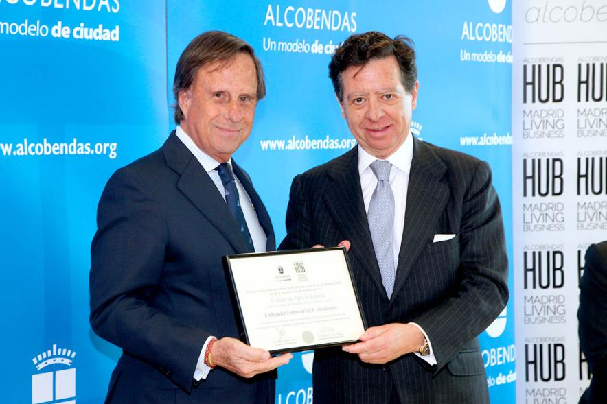 Alcalde Ignacio de Vinuesa y premiado. 