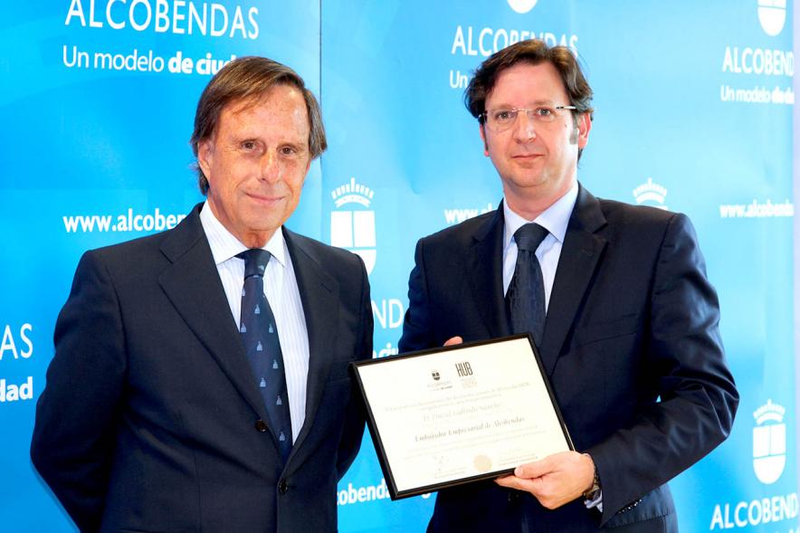 Alcalde Ignacio de Vinuesa y premiado. 