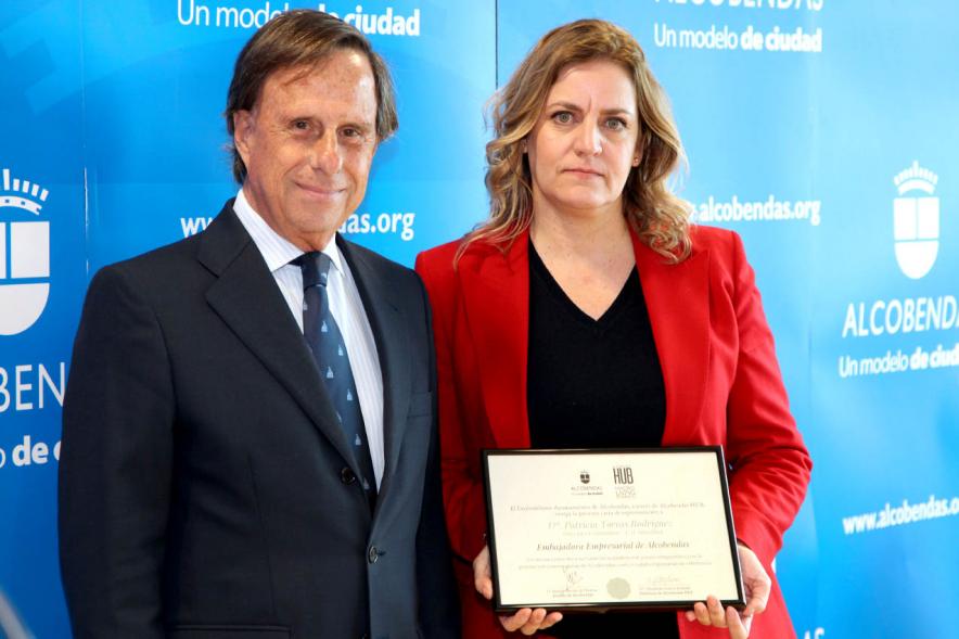 Alcalde Ignacio de Vinuesa y premiada. 