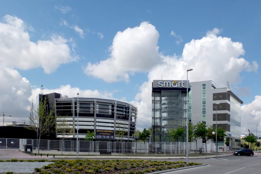 Concesionario Mercedes-Smart en el centro empresarial, hoy día disponible