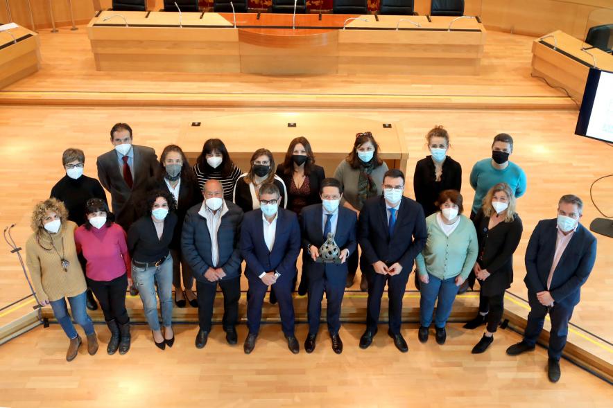 Acto 20 Aniversario Emvialsa vista cenital asistentes en salón de actos
