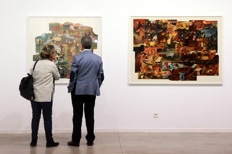 Inauguración de la Exposición "En lo Salvaje" en el Cantro de Arte - Personas mirando imagen de la exposición.