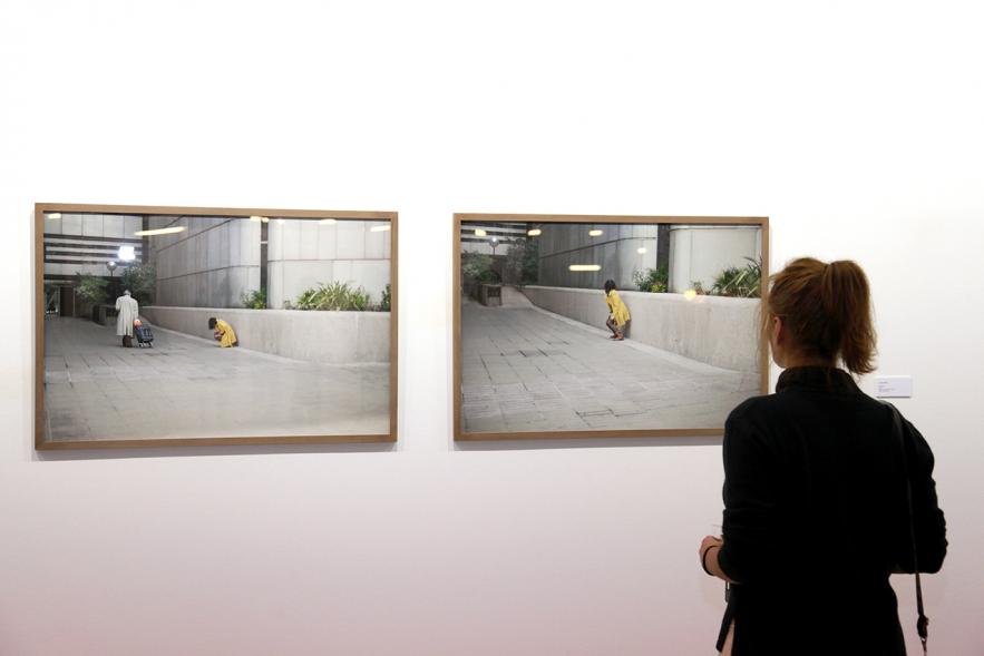 Inauguración de la Exposición "En lo Salvaje" en el Cantro de Arte - Persona mirando imagen de la exposición.