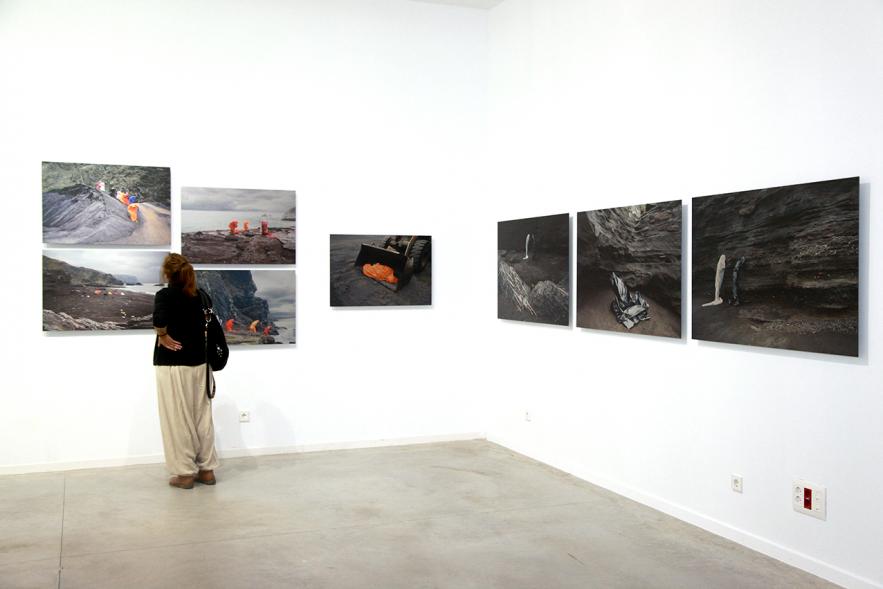Inauguración de la Exposición "En lo Salvaje" en el Cantro de Arte - Persona mirando imágenes de la exposición.
