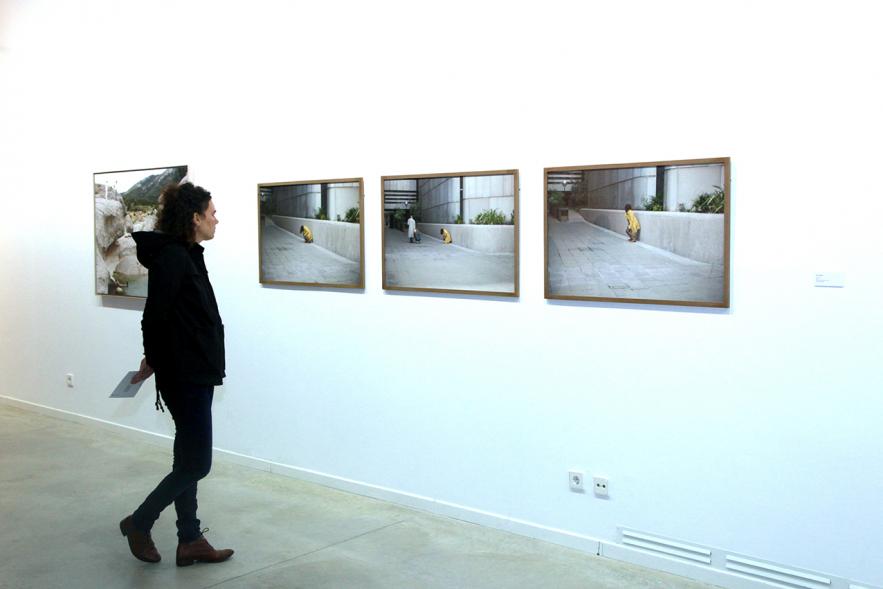 Inauguración de la Exposición "En lo Salvaje" en el Cantro de Arte - Persona mirando imágenes de la exposición.