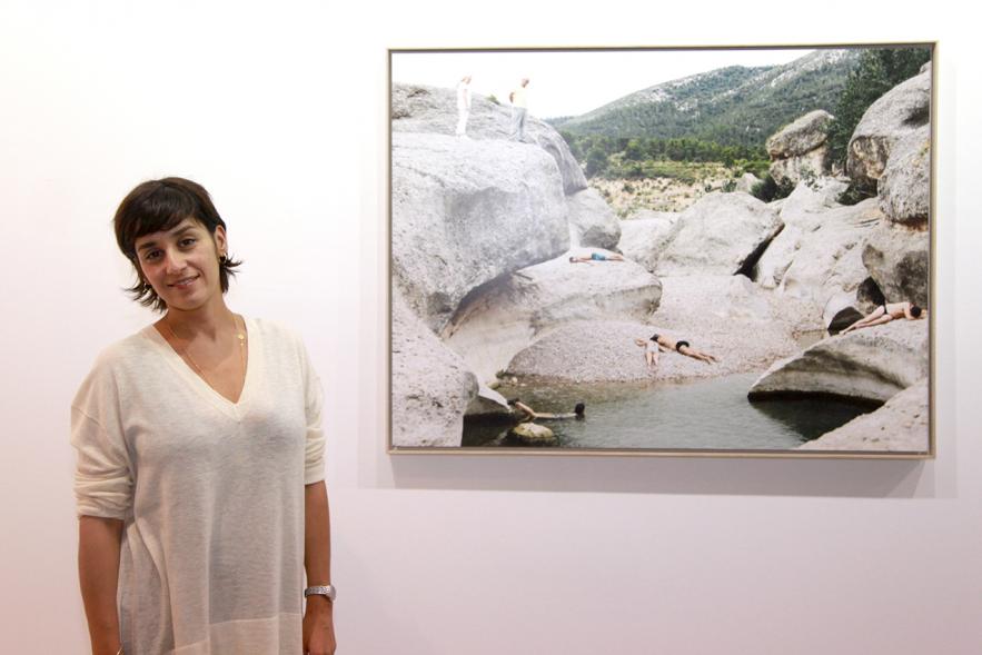 Inauguración de la Exposición "En lo Salvaje" en el Cantro de Arte - Una de las autoras de la exposición delante de su obra.