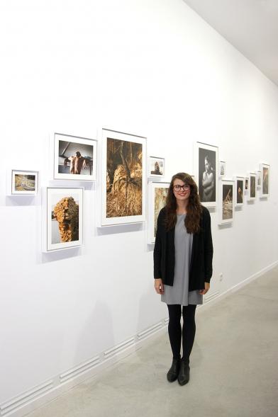 Inauguración de la Exposición "En lo Salvaje" en el Cantro de Arte - Una de las autoras de la exposición delante de su obra.