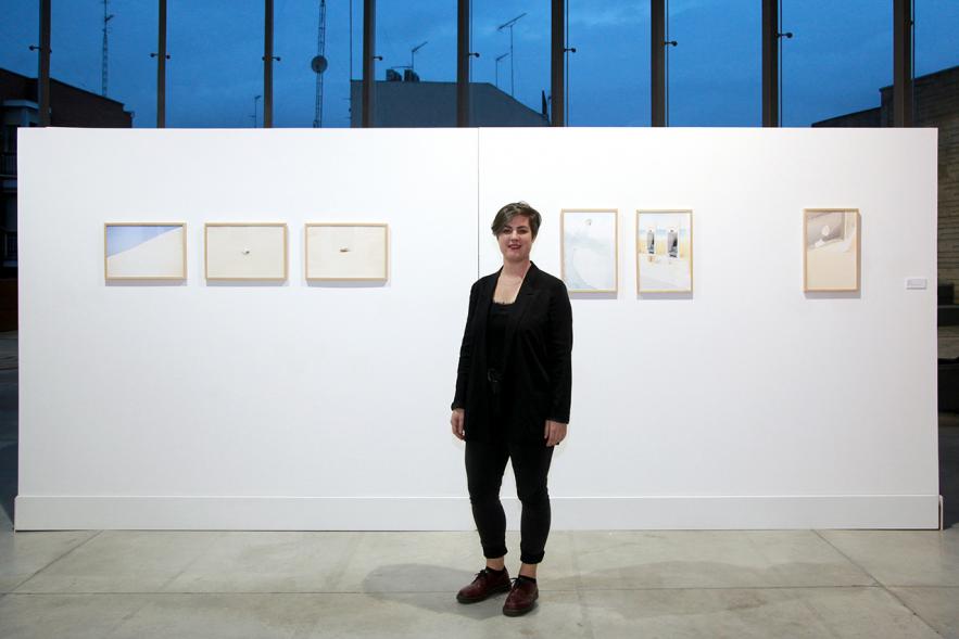 Inauguración de la Exposición "En lo Salvaje" en el Cantro de Arte - Una de las autoras de la exposición delante de su obra.