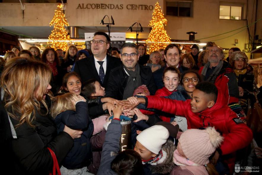 Encendido de Luces de Navidad 2019 - Imagen del alcalde y el vice alcalde junto a los niños que van a apretar el botón de encendido.