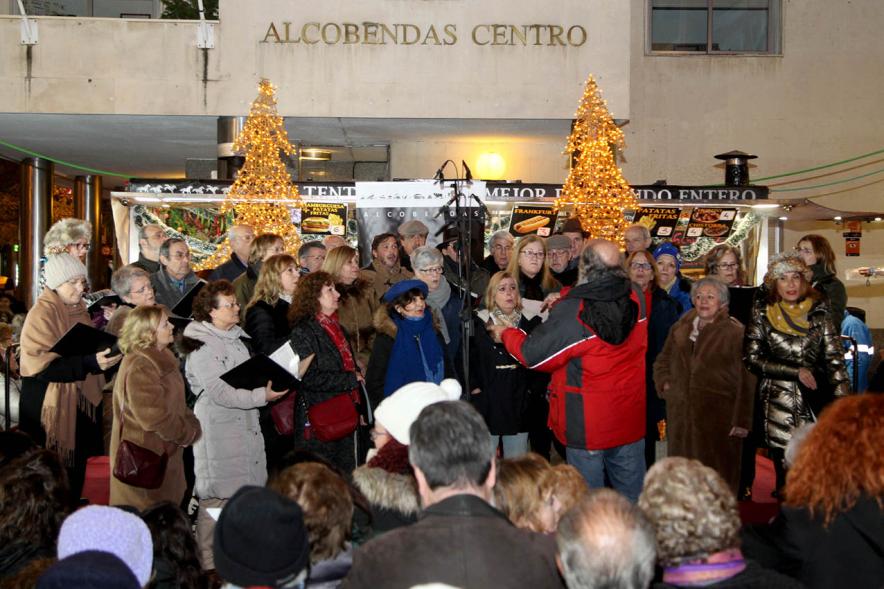 Encendido de Luces de Navidad 2019 - Imagen de los miembros de la coral de Alcobendas cantando.