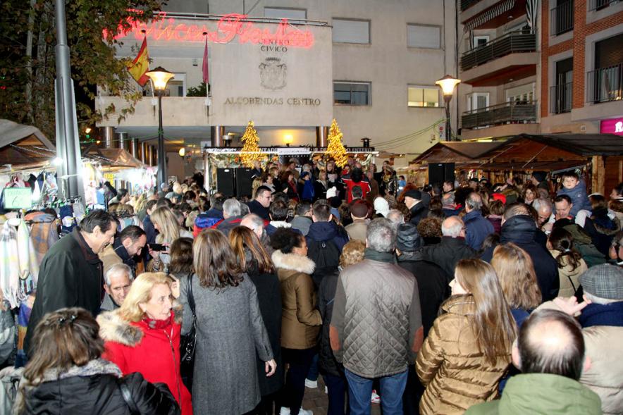 Encendido de Luces de Navidad 2019 - Imagen de los vecinos mirando el encendido de las luces.