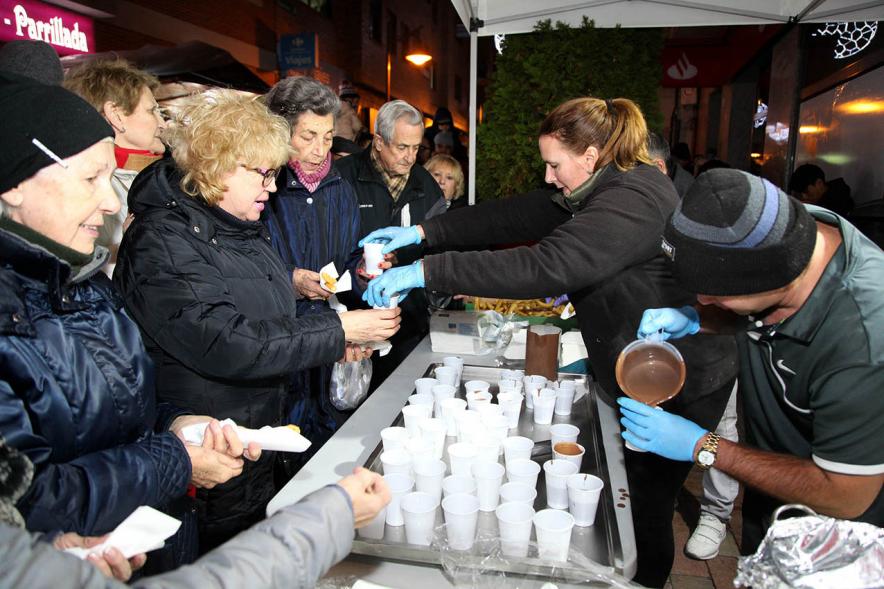 Encendido de Luces de Navidad 2019 - Primer plano de los vecinos recogiendo el chocolate.