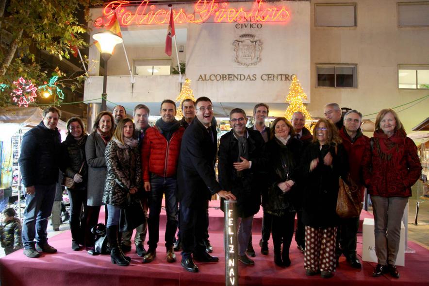 Encendido de Luces de Navidad 2019 - Primer plano de la corporación municipal apretando el botón de encendido .
