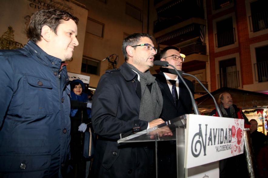Encendido de Luces de Navidad 2019 - Primer plano del alcalde Sánchez Acera, el vice alcalde y un concejal, inaugurando las luces.