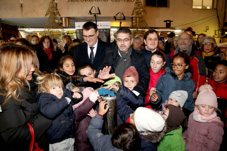 Encendido de Luces de Navidad 2019 - Imagen del alcalde y el vice alcalde junto a los niños que van a apretar el botón de encendido.