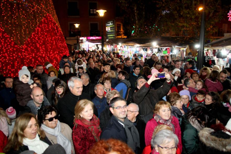 Encendido de Luces de Navidad 2019 - Imagen del alcalde Sanchez Acera con  los vecinos mirando el encendido de las luces.