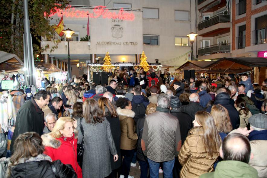 Encendido de Luces de Navidad 2019 -  Imagen  posterior de los vecinos mirando en el encendido de las luces.