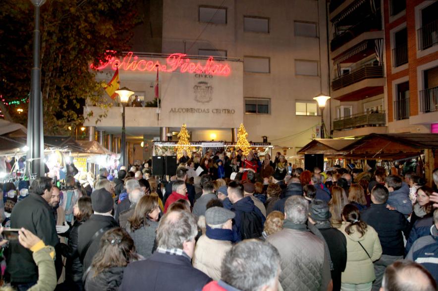 Encendido de Luces de Navidad 2019 - Imagen posterior de los vecinos mirando en el encendido de las luces.