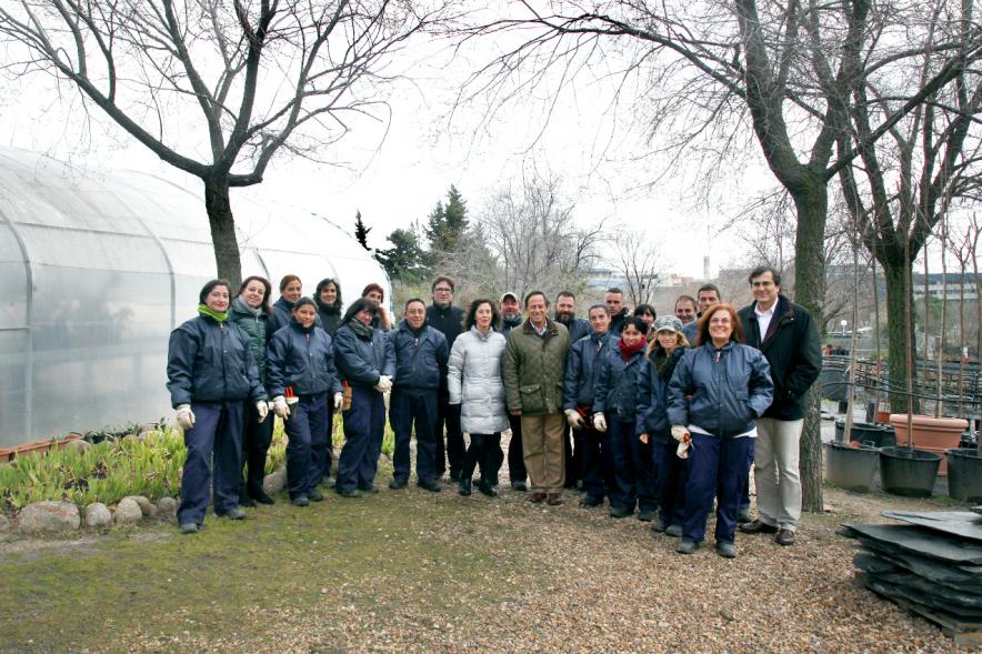 Encuentro con Trabajadores del Programa de Reactivación y Cualificación Profesional - Imagen del alcalde García de Vinuesa y  los participantes en la formación de jardinería.