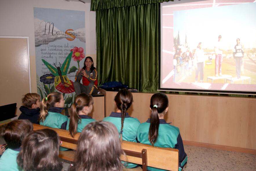 Azucena Díaz cuenta su experiencia a los alumnos