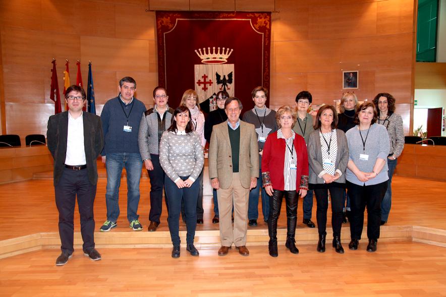 Encuentro con Trabajadores del Programa de Reactivación y Cualificación Profesional - Imagen del alcalde García de Vinuesa con los participantes en la formación.