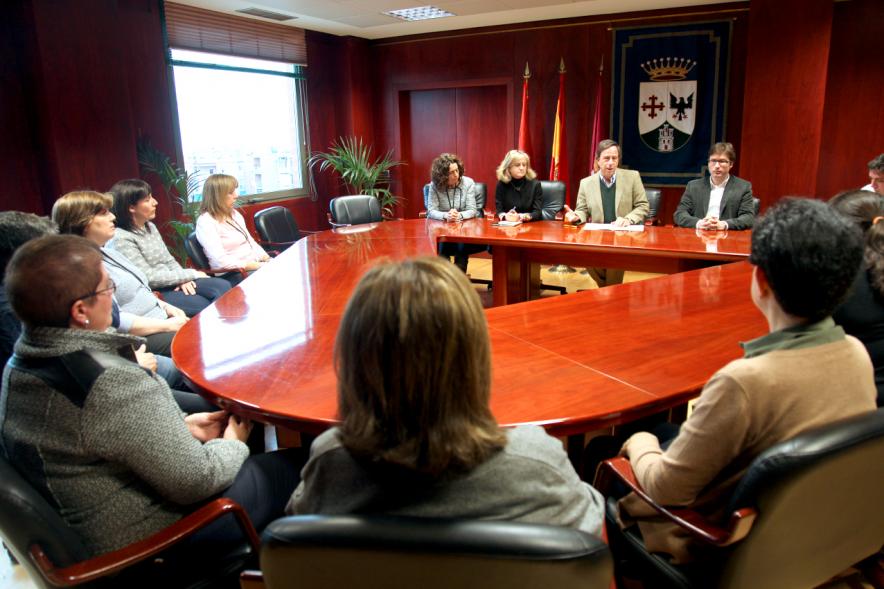 Encuentro con Trabajadores del Programa de Reactivación y Cualificación Profesional - Imagen del alcalde García de Vinuesa reunido con las personas que han participado en la formación.