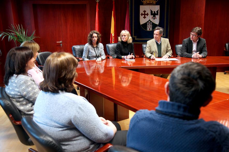Encuentro con Trabajadores del Programa de Reactivación y Cualificación Profesional - Imagen del alcalde García de Vinuesa reunido con las personas que han participado en la formación.