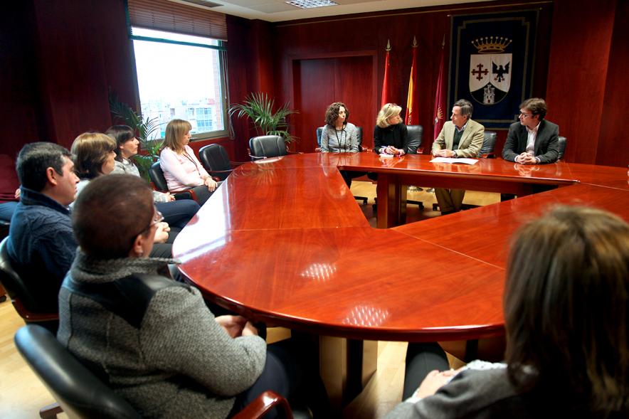 Encuentro con Trabajadores del Programa de Reactivación y Cualificación Profesional - Imagen del alcalde García de Vinuesa reunido con las personas que han participado en la formación.