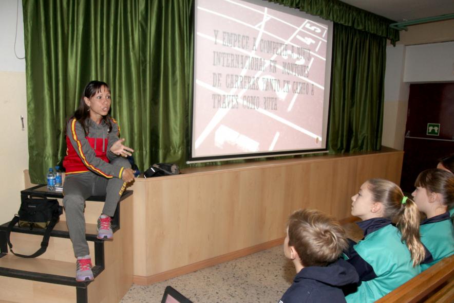 La atleta Española Azucena Díaz Calvo en un momento de la charla