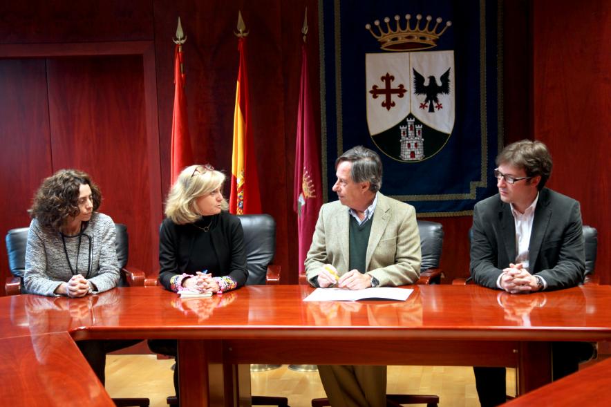 Encuentro con Trabajadores del Programa de Reactivación y Cualificación Profesional - Imagen del alcalde García de Vinuesa reunido con las personas que han participado en la formación.