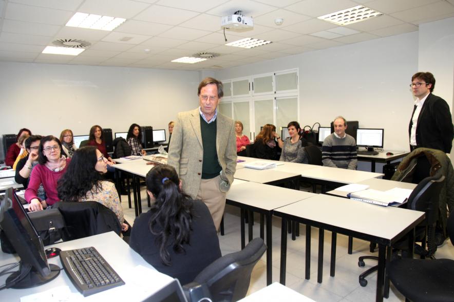 Encuentro con Trabajadores del Programa de Reactivación y Cualificación Profesional - Imagen del alcalde García de Vinuesa con los participantes en la formación.