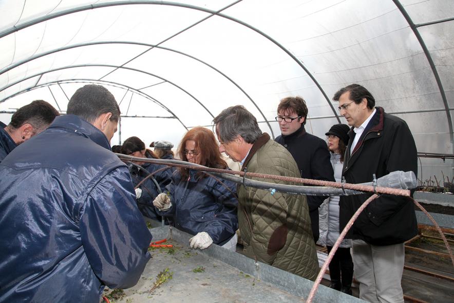 Encuentro con Trabajadores del Programa de Reactivación y Cualificación Profesional - Imagen del alcalde García de Vinuesa y  los participantes en la formación de jardinería.