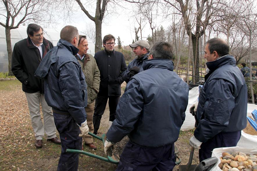 Encuentro con Trabajadores del Programa de Reactivación y Cualificación Profesional - Imagen del alcalde García de Vinuesa y  los participantes en la formación de jardinería.