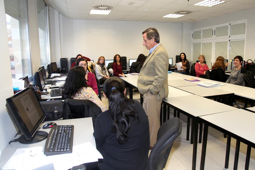Encuentro con Trabajadores del Programa de Reactivación y Cualificación Profesional - Imagen del alcalde García de Vinuesa con los participantes en la formación.
