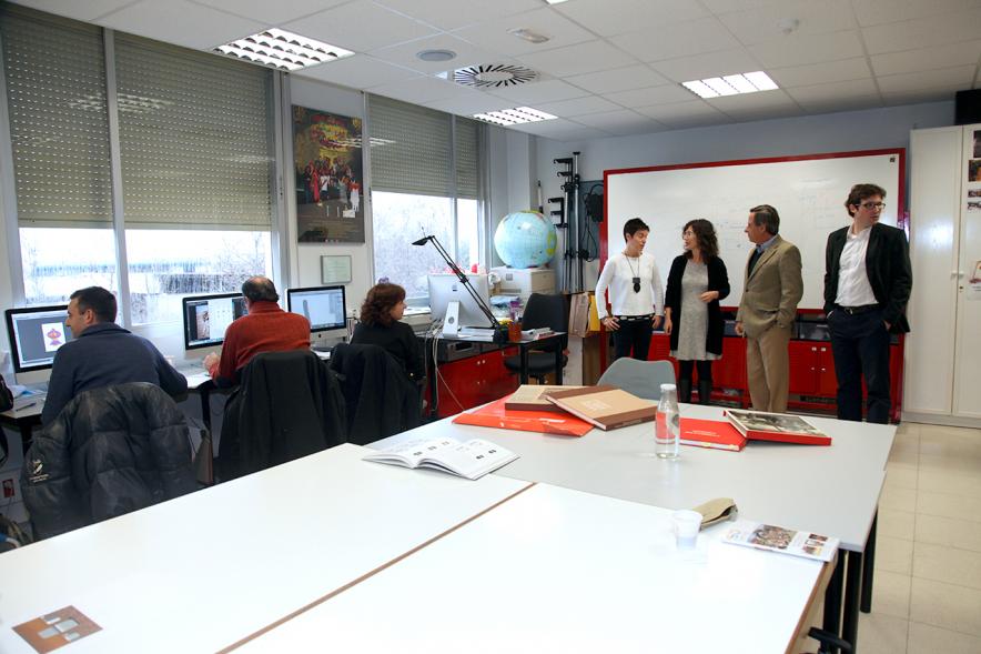 Encuentro con Trabajadores del Programa de Reactivación y Cualificación Profesional - Imagen del alcalde García de Vinuesa con los participantes en la formación.