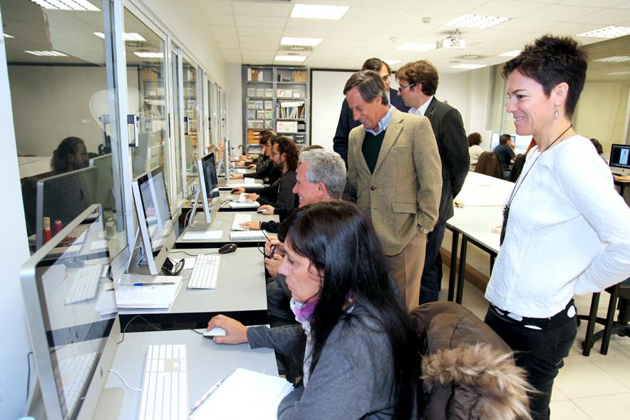 Encuentro con Trabajadores del Programa de Reactivación y Cualificación Profesional - Imagen del alcalde García de Vinuesa con los participantes en la formación.