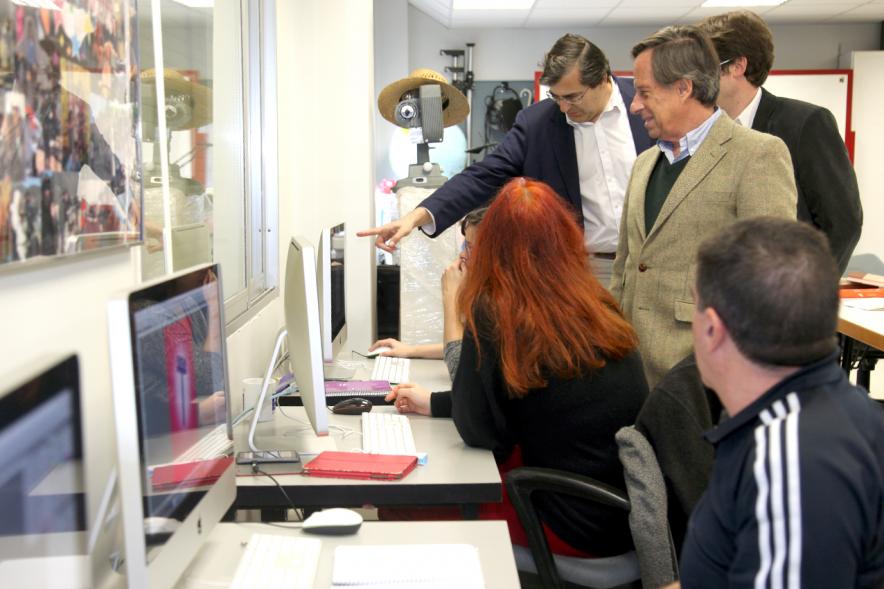Encuentro con Trabajadores del Programa de Reactivación y Cualificación Profesional - Imagen del alcalde García de Vinuesa con los participantes en la formación.