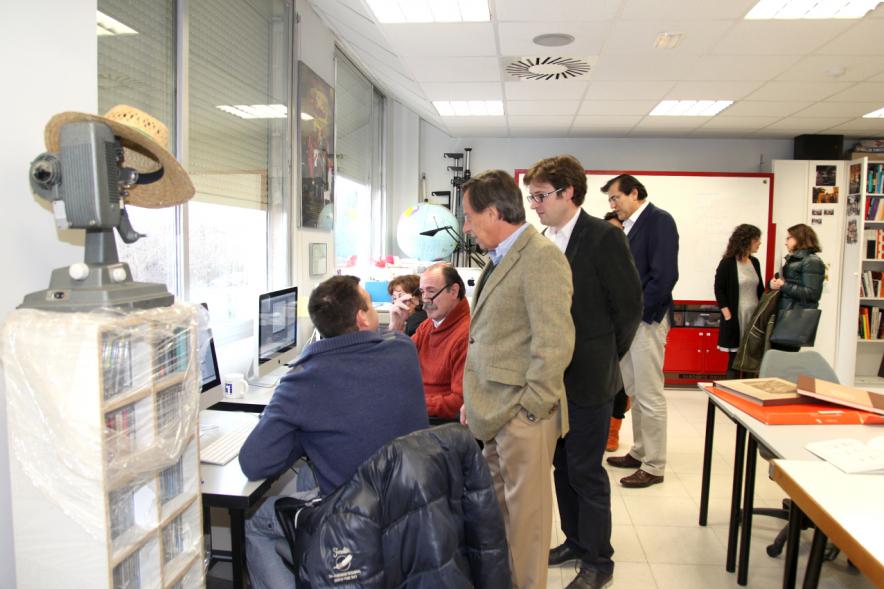 Encuentro con Trabajadores del Programa de Reactivación y Cualificación Profesional - Imagen del alcalde García de Vinuesa con los participantes en la formación.