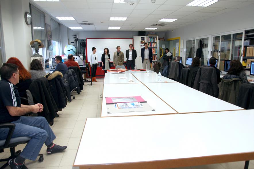 Encuentro con Trabajadores del Programa de Reactivación y Cualificación Profesional - Imagen del alcalde García de Vinuesa con los participantes en la formación.
