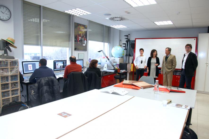Encuentro con Trabajadores del Programa de Reactivación y Cualificación Profesional - Imagen del alcalde García de Vinuesa con los participantes en la formación.