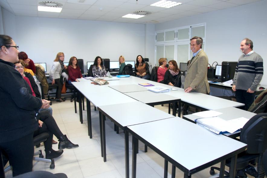 Encuentro con Trabajadores del Programa de Reactivación y Cualificación Profesional - Imagen del alcalde García de Vinuesa con los participantes en la formación.