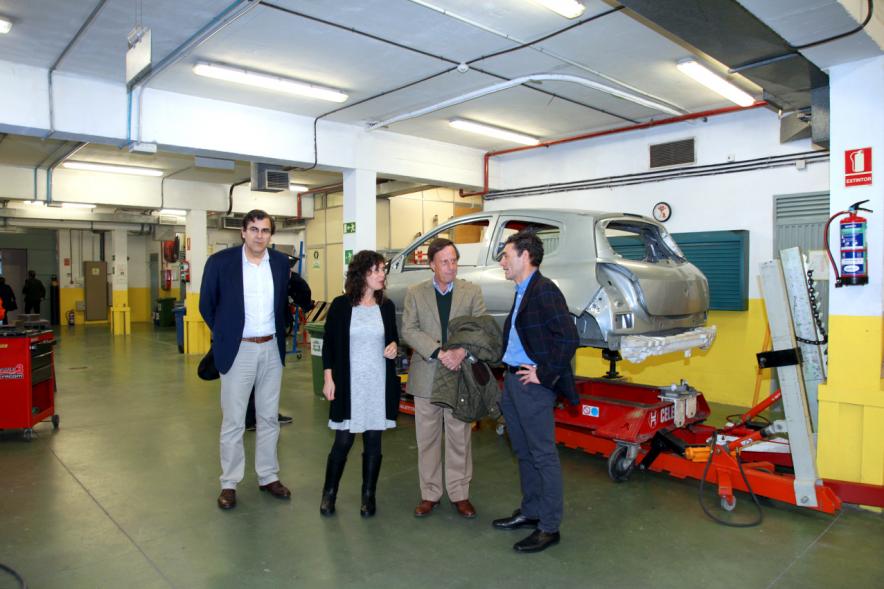 Encuentro con Trabajadores del Programa de Reactivación y Cualificación Profesional - Imagen del alcalde García de Vinuesa con los participantes en la formación.