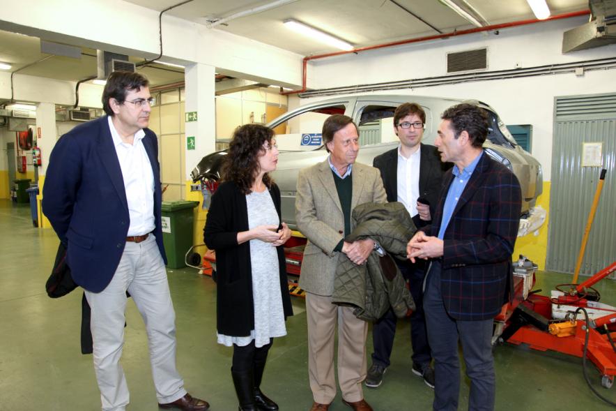 Encuentro con Trabajadores del Programa de Reactivación y Cualificación Profesional - Imagen del alcalde García de Vinuesa con los participantes en la formación.