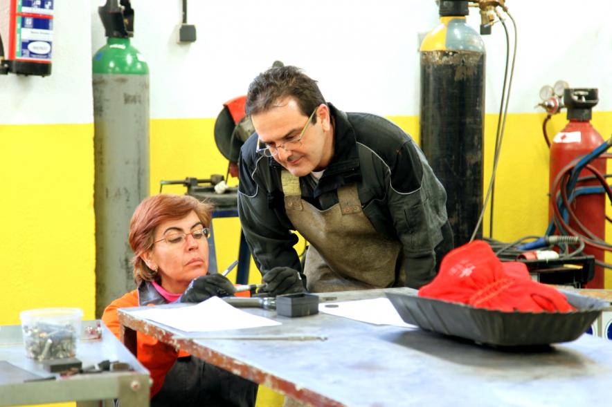 Encuentro con Trabajadores del Programa de Reactivación y Cualificación Profesional - Imagen de una alumna en un momento de su formación.