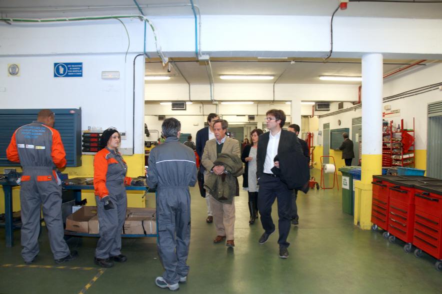 Encuentro con Trabajadores del Programa de Reactivación y Cualificación Profesional - Imagen del alcalde García de Vinuesa con los participantes en la formación.
