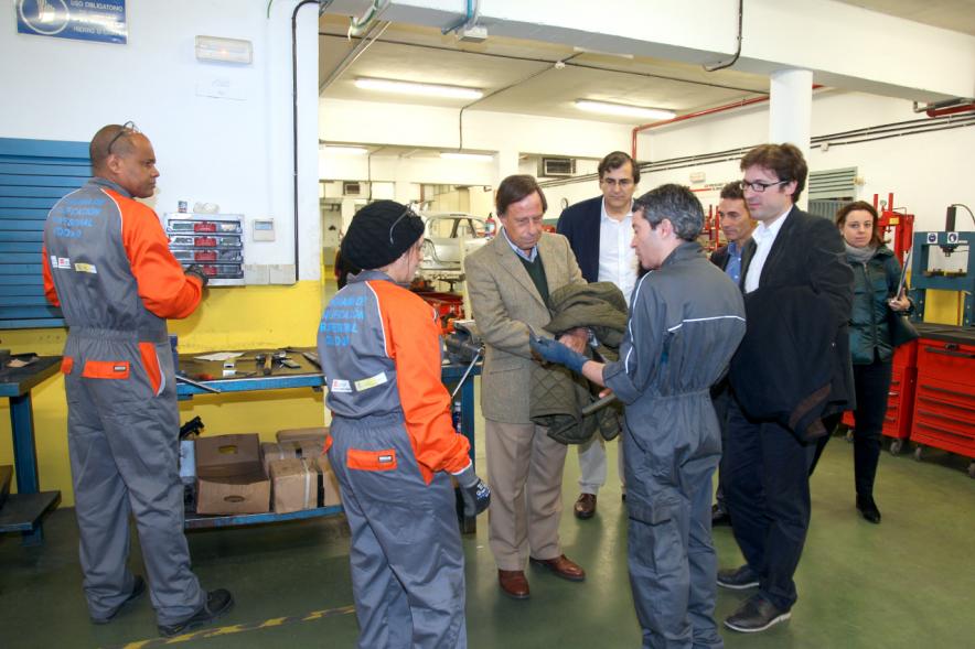 Encuentro con Trabajadores del Programa de Reactivación y Cualificación Profesional - Imagen del alcalde García de Vinuesa con los participantes en la formación.