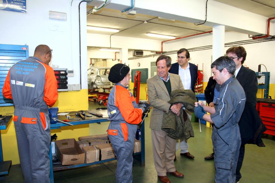Encuentro con Trabajadores del Programa de Reactivación y Cualificación Profesional - Imagen del alcalde García de Vinuesa con los participantes en la formación.