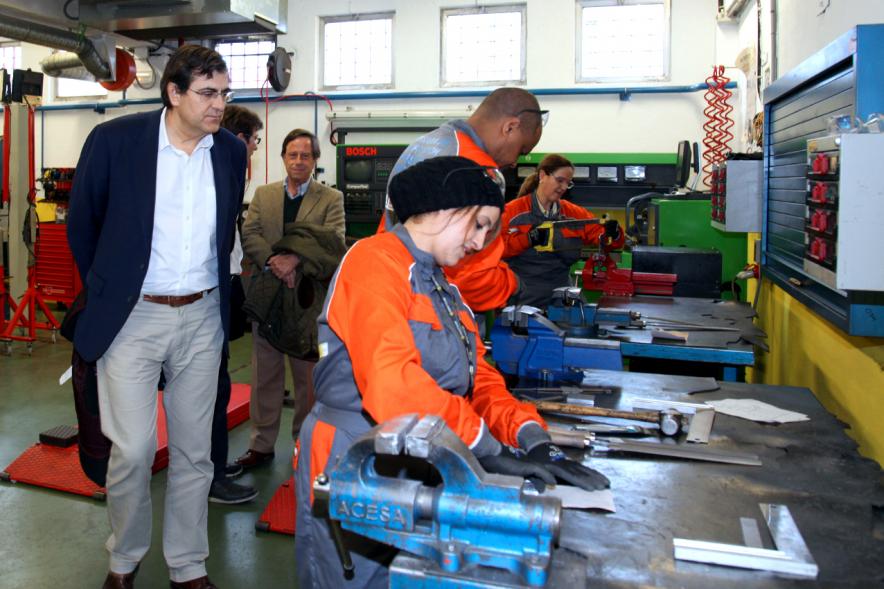 Encuentro con Trabajadores del Programa de Reactivación y Cualificación Profesional - Imagen del alcalde García de Vinuesa con los participantes en la formación.