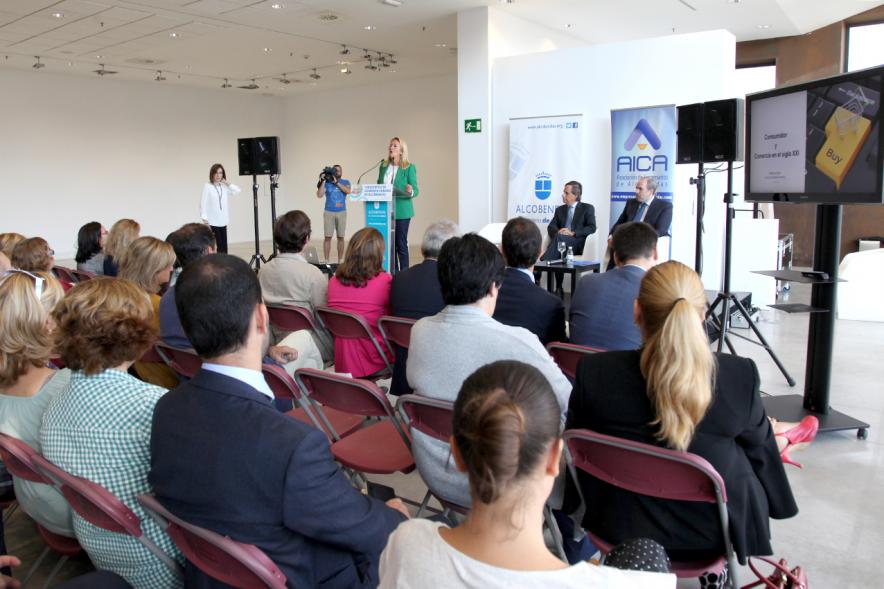 Ier Encuentro de Comercio Urbano de Alcobendas - Imagen panorámica del lugar donde se celebra el encuentro, personas asistentes y oradores en el escenario.