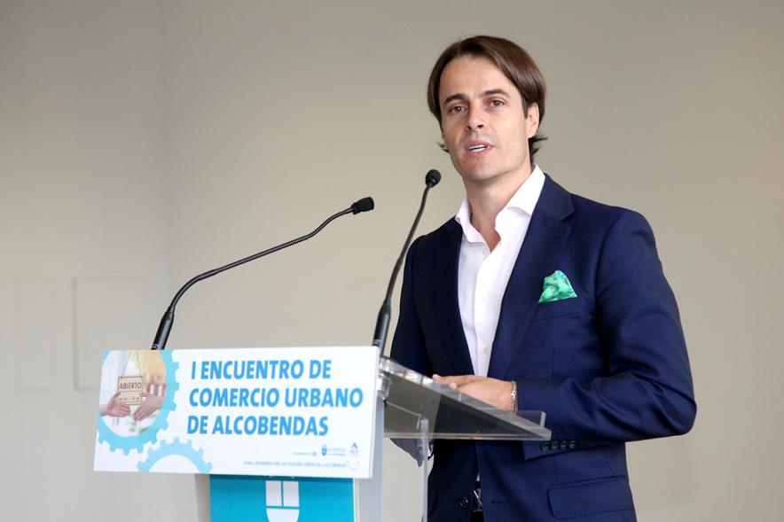 Ier Encuentro de Comercio Urbano de Alcobendas - Imagen de un orador dirigiéndose a los asistentes al encuentro.